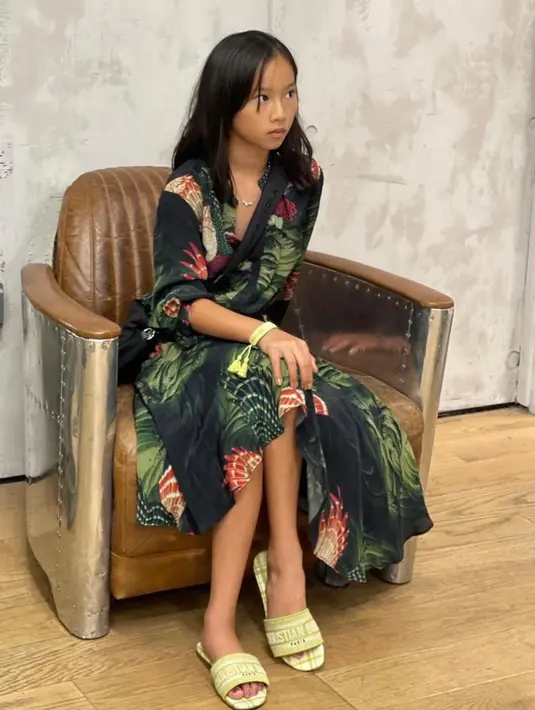 Dress hitam tersebut dipadukan dengan sandal warna hijau neon dari Dior.  (Instagram/adindabakrie).