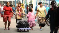 Penumpang Kapal Feri Padati Pelabuhan Merak