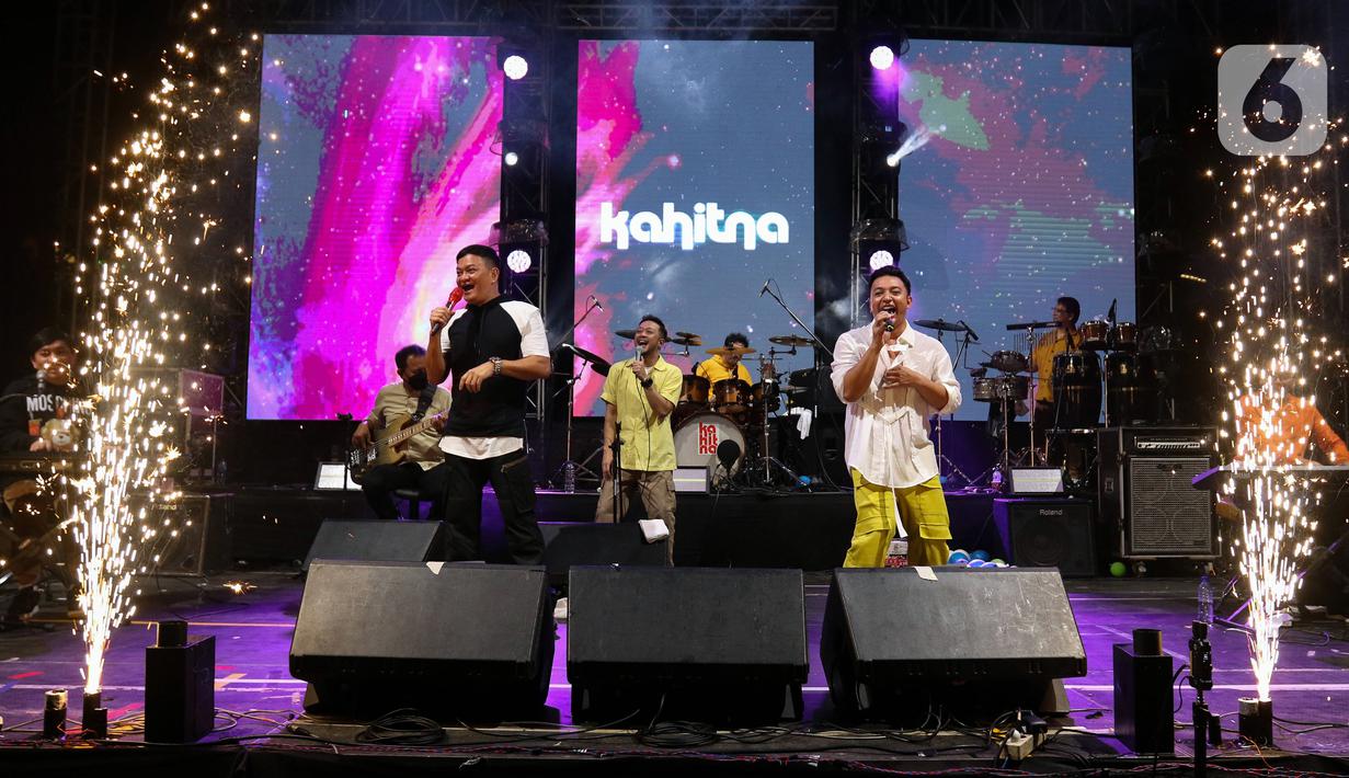 Pada hari pertama, KapanLagi Buka Bareng 2023 telah sukses digelar dan dipadati oleh begitu banyak pengunjung. Acara dimeriahkan oleh live perfomance dari V1rst dan Un1ty, Fajar Sadboy feat. JC Squad, dan Guyon Waton. (Liputan6.com/Herman Zakharia)