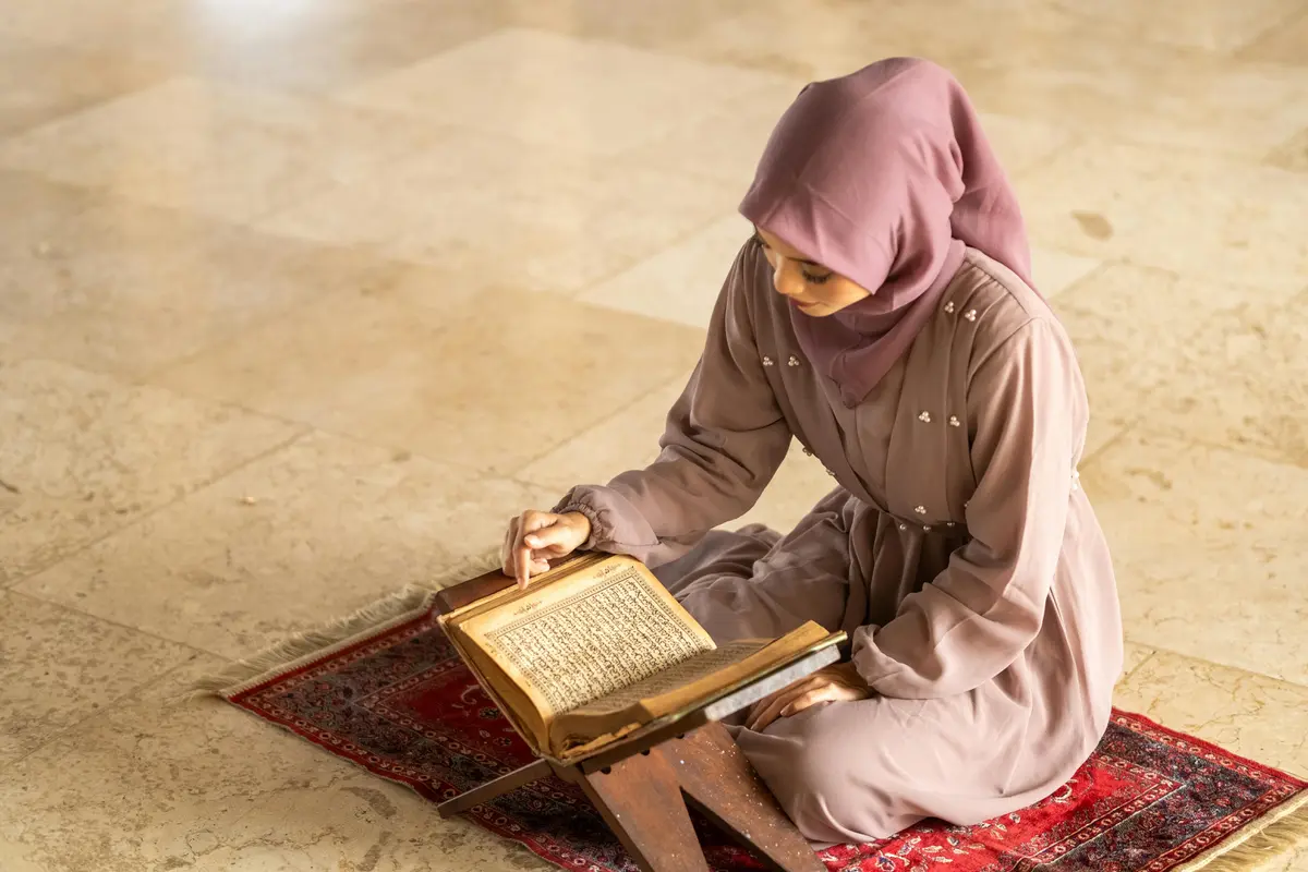 Ilustrasi Muslimah Baca Quran Sebagai Upaya Ngalap Berkah