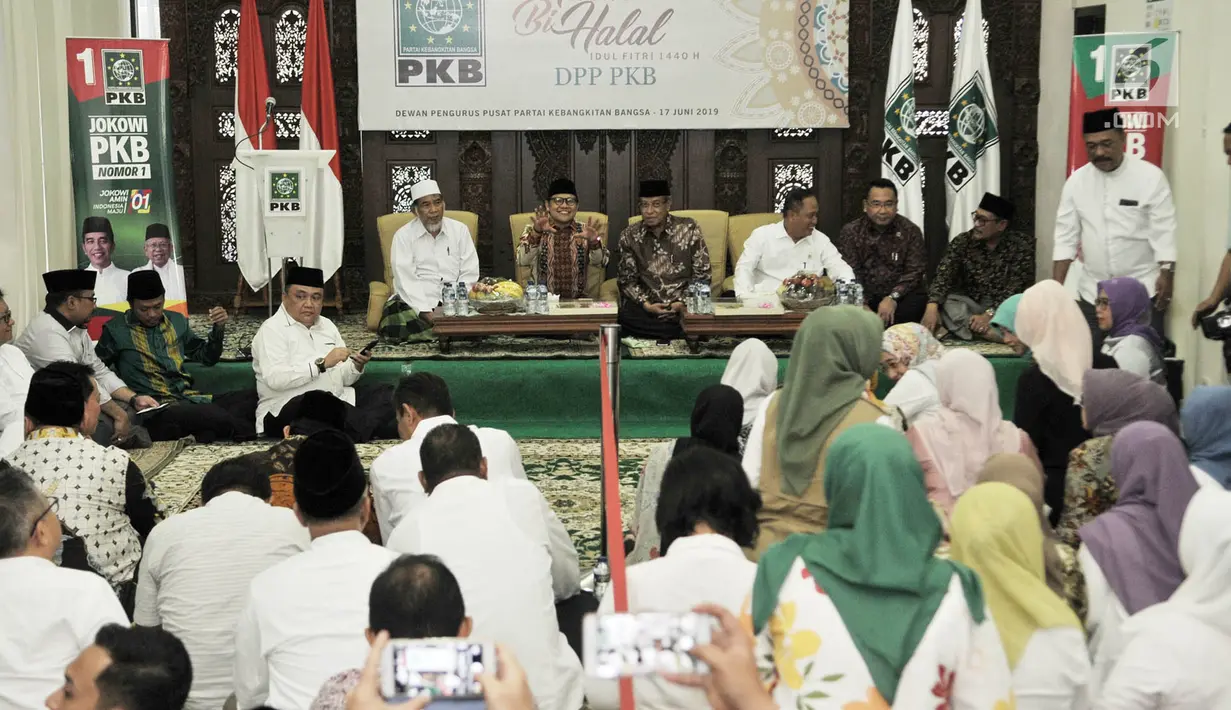 Suasana acara halalbihalal yang digelar DPP Partai Kebangkitan Bangsa (PKB) di Kantor DPP PKB, Jakarta, Senin (17/6/2019). Acara halalbihalal yang dihadiri oleh para ulama dan kader PKB itu dalam rangka mempererat silaturahmi setelah merayakan Idul Fitri 1440 Hijriah. (merdeka.com/Iqbal S Nugroho)