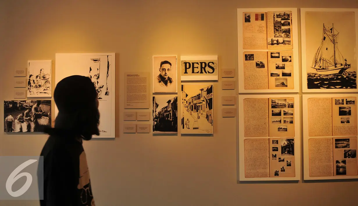 Seorang pengunjung melintas di depan foto yang dipamerkan dalam Pameran Foto & Peluncuran Buku 71th RI Bingkisan Revolusi di Galeri Foto Jurnalistik Antara, Jakarta, Senin (22/8). (Liputan6.com/Gempur M Surya)