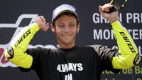Pembalap Movistar Yamaha, Valentino Rossi, saat memenangi MotoGP Catalunya 2016. (JOSEP LAGO / AFP)
