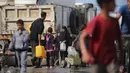Warga Palestina mengisi wadah air di titik pengumpulan kamp pengungsi Nuseirat, yang terletak di Jalur Gaza tengah, pada 2 November 2025. Masih terdapat ribuan anak tidur dalam keadaan lapar setiap malam, meskipun telah ada kesepakatan gencatan senjata antara Israel dan Hamas di Gaza yang dimulai pada 10 Oktober 2025. (EYAD BABA/AFP)