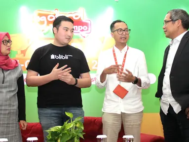 Country Brand Manager Shopee Rezki Yanuar berbincang dengan Head of Research and Data Analysis Tempo Ai Mulyani, Economic Editor Ali Nur Yasin dan VP Of Business Development Blibli.com William Hadibowo usai diskusi Juara E-commerce 2019 di Jakarta, Rabu (18/12/2019). (Liputan6.com/HO/Lambang)