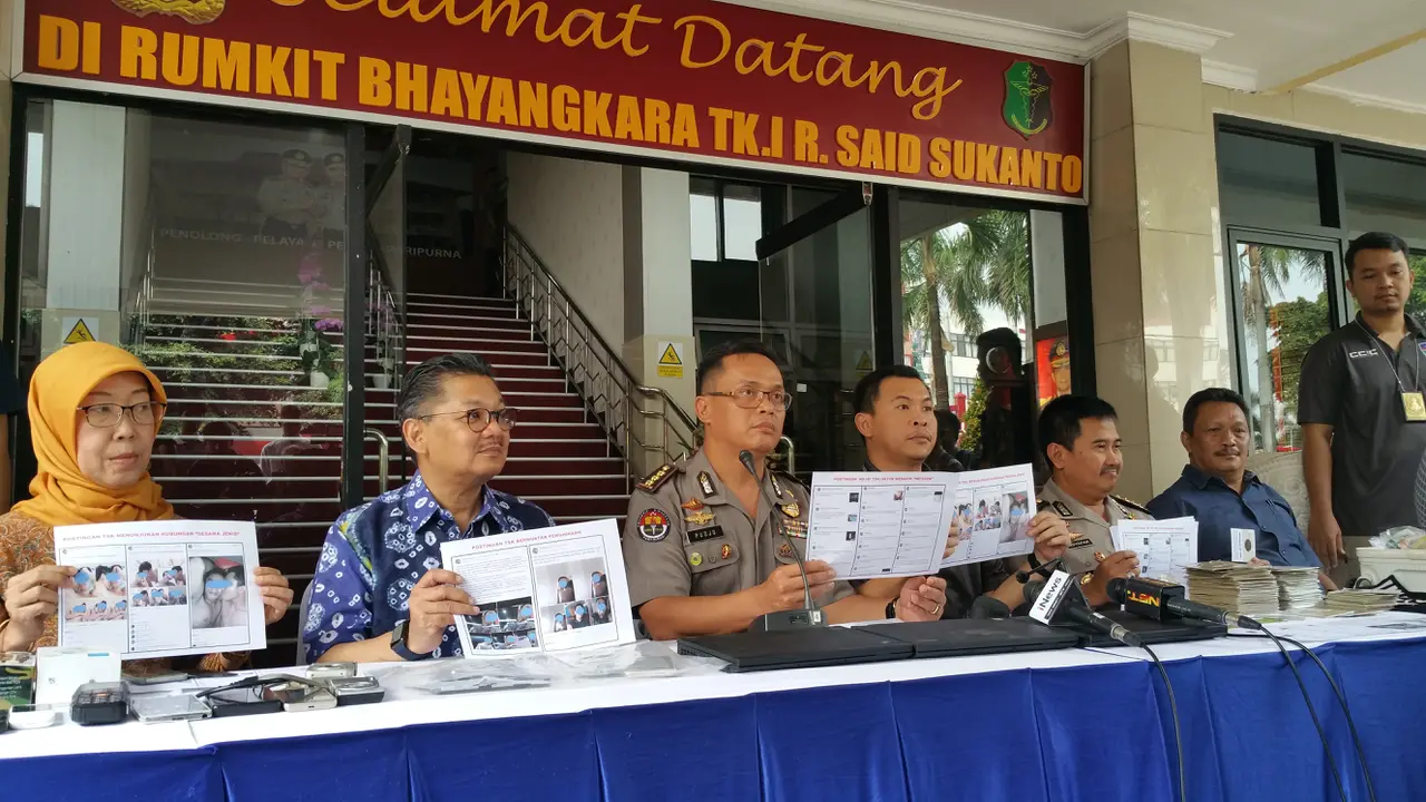 Satgas Patroli Medsos Mabes Polri melakukan pemantauan terhadap pengguna akun yang menyebarkan konten pornografi. (Liputan6.com/Nanda Perdana Putra)