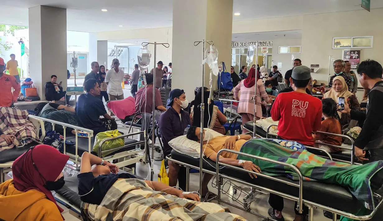 Pasien dan personil keluarganya dievakuasi dari bangsal Rumah Sakit Umum Anutapura menyusul gempa bumi di Palu, Sulawesi Tengah, Selasa 16 Juni 2026. (Josua Marunduh/AFP)