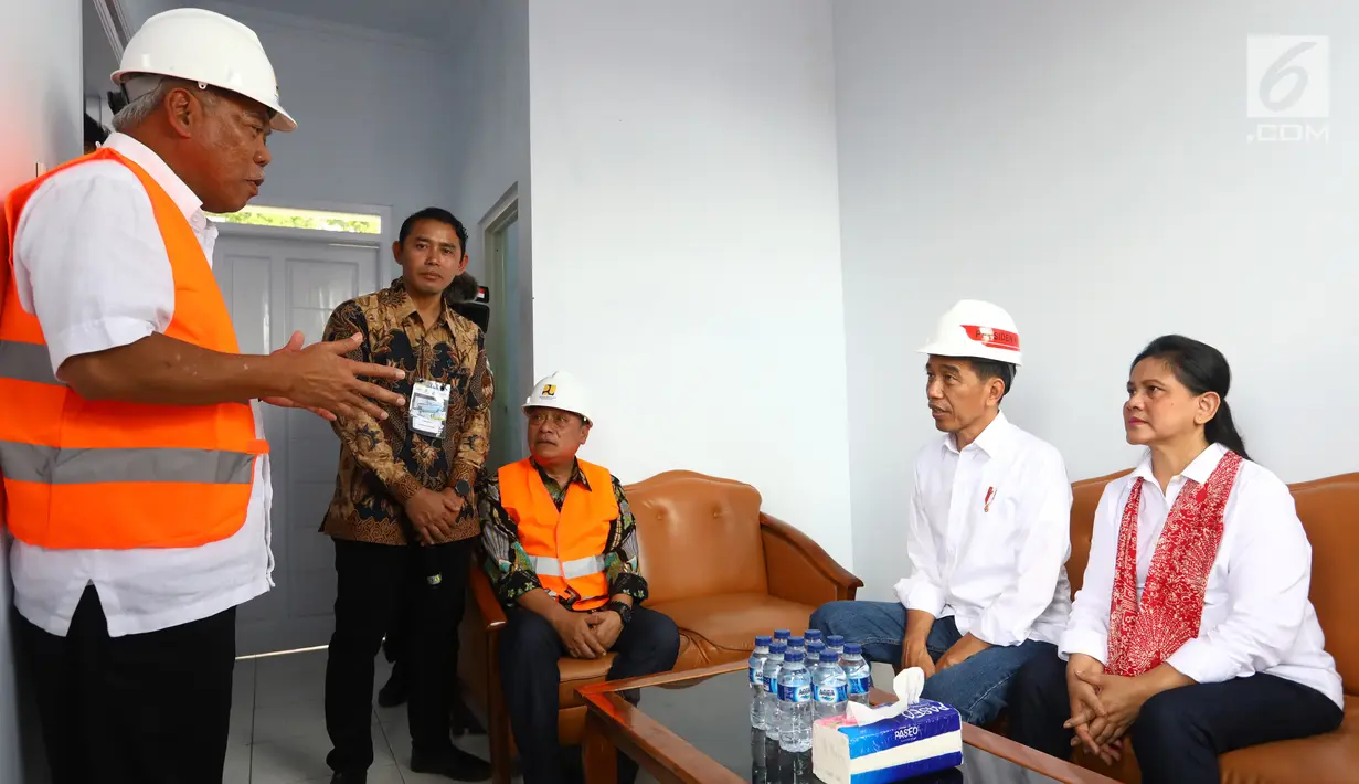 Presiden Joko Widodo didampingi Ibu Negara Iriana mendengarkan penjelasan Menteri PUPR Basuki Hadimuljono saat meninjau rumah contoh perumahan Persatuan Pencukur Rambut Garut (PPRG) di Garut, Jawa Barat, Sabtu (19/1). (Liputan6.com/Angga Yuniar)