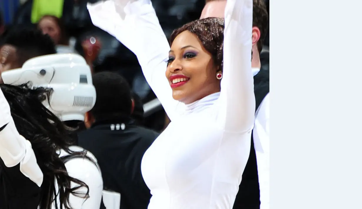 Aksi anggota cheerleaders Atlanta Hawks dengan kostum ini guna menyambut penayangan sekuel terbaru Star Wars, Rabu (16/12/2015). (Foto via Marca.com)