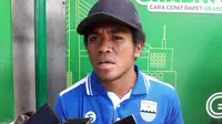 Pemain muda Persib Bandung, Fulgensius Billy Paji Keraf mengaku cukup nervous saat dipercaya pelatih Mario Gomez bermain kontra Madura United, Jumat (4/5/2018). (Bola.com/Erwin Snaz)