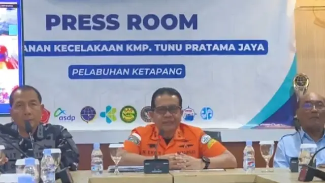 Deputi Operasi dan Kesiapsiagaan Basarnas, Laksamana Muda TNI Ribut Eko Suyatno, (Tengah) saat konferensi pers di Pelabuhan ASDP Ketapang  (Istimewa)