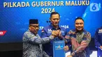 Ketua Umum Partai Demokrat Agus Harimurti Yudhoyono (tengah) saat memberikan surat rekomendasi kepada petahana Gubernur Maluku Murad Ismail (kiri) dan Michael Wattimena untuk maju sebagai bakal calon gubernur dan wakil gubernur dalam Pilkada Maluku 2024 di Kantor DPP Partai Demokrat, Jakarta, Selasa (11/6/2024). (Liputan6.com/Angga Yuniar)