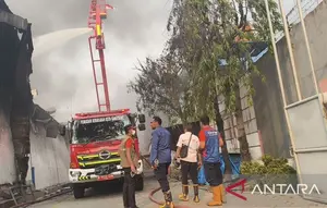 60 Personel Berjibaku Padamkan Kebakaran Pabrik Lampu