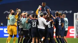 Para pemain Paris Saint-Germain (PSG) berselebrasi di akhir pertandingan setelah menang atas RB Leipzig pada semifinal Liga Champions di Estadio da Luz, Lisbon, Selasa (18/8/2020). PSG melaju ke final Liga Champions setelah mengalahkan Leipzig tiga gol tanpa balas. (David Ramos/Pool Photo via AP)