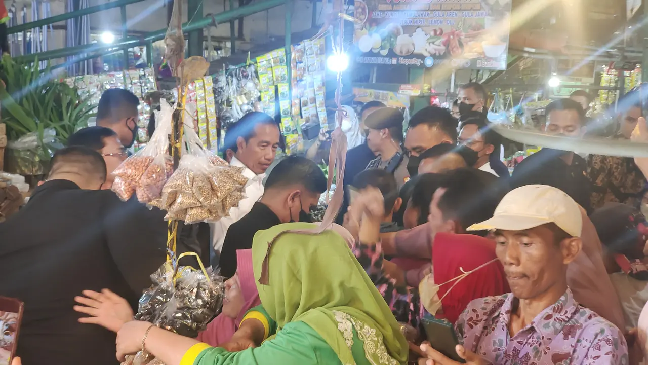 Presiden Jokowi  blusukan ke Pasar Tugu, Kota Depok. Jokowi di sana menyapa sejumlah warga dan mengecek harga kebutuhan pokok. (Liputan6.com/Dicky Prihantono)