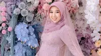 6 Gaya Serba Ungu Kiky Saputri Saat Syukuran Empat Bulan Kehamilan
