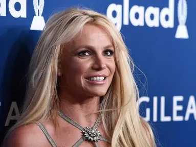 Britney Spears tersenyum saat berpose menghadiri Penghargaan GLAAD Media Awards 2018 ke-29 di Beverly Hilton Hotel di Beverly Hills, California (12/4). Bintang pop berusia 36 tahun ini tampil dengan gaun perak super seksi. (AP Photo/Chris Pizzelo)