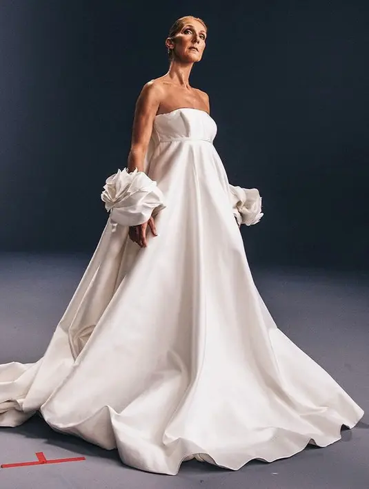 Gaun putih yang dikenakan Caline Dion memancarkan aura diva di usianya yang sudah kepala 5. @celinedion