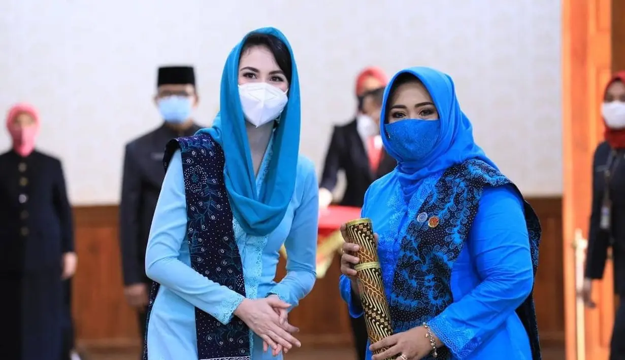 Arumi Bachsin juga selalu menggunakan masker saat menghadiri acara atau pertemuan publik. Dengan cara ini, Arumi bisa memberi contoh tentang penerapan protokol kesehatan bagi masyarakat. (Liputan6.com/IG/@arumibachsin_94).