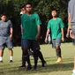 Pemain Timnas Indonesia U-16 saat melakukan latihan di Lapangan Atang Sutresna, Cijantung, Jakarta, Senin (3/7). Latihan ini merupakan persiapan jelang berlaga di Piala AFF U-16 Thailand, 9-22 Juli mendatang. (Liputan6.com/Helmi Fithriansyah)