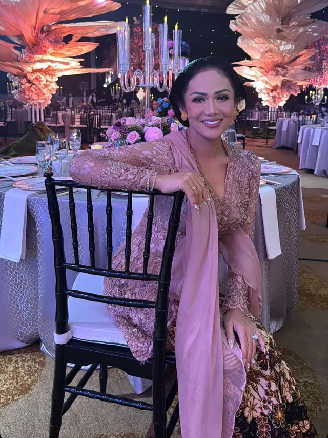 Krisdayanti dan Aurel Hermansyah di siraman Al Ghazali. [@krisdayantilemos]