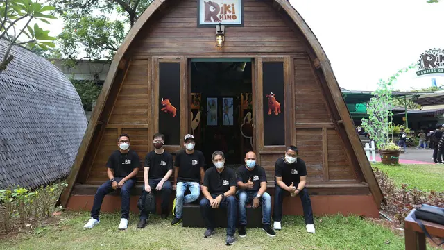 Selain fokus memasarkan filmnya, Batavia Picturea pun menjalin kerjasama dengan PT. Pembangunan Jaya Ancol Tbk untuk menghadirkan Riki Rhino ke dunia nyata dalam bentuk restoran keluarga, cafe dan camping grou