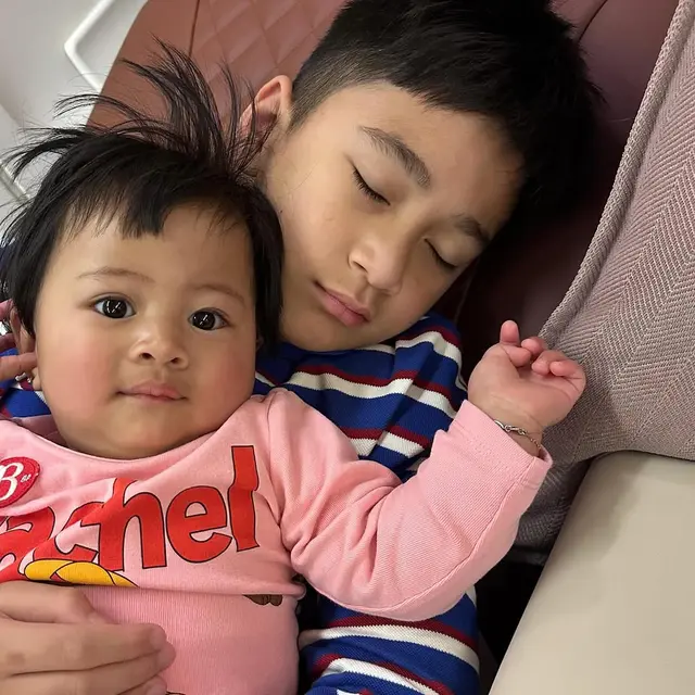 Momen Menggemaskan, Rafathar Gendong Lily