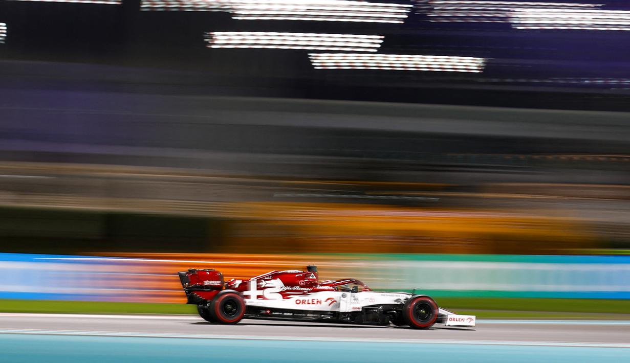 Pebalap Alfa Romeo, Kimi Raikkonen melakukan sesi latihan kedua jelang Grand Prix Formula Satu Abu Dhabi di Sirkuit Yas Marina. (Foto: AFP/Pool/Bryn Lennon)