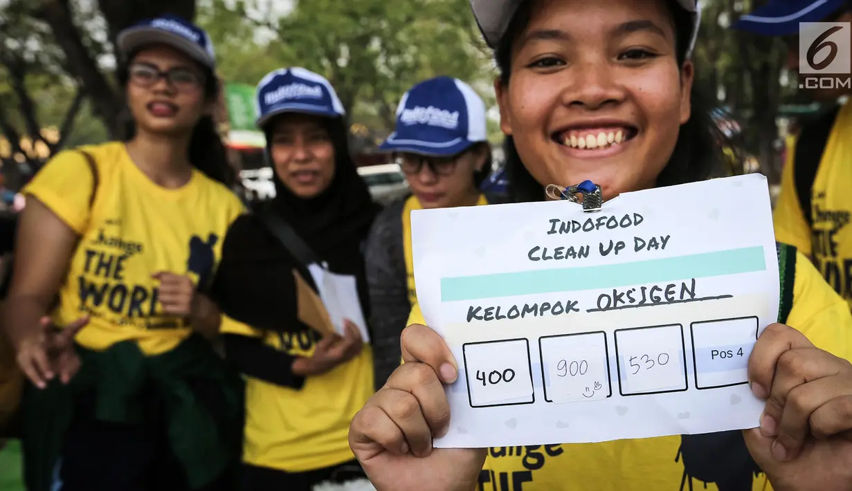 Kelompok Oksigen menunjukkan jumlah point sampah yang terkumpul saat gerakan World Cleanup Day 2018 di kawasan Taman Mini Indonesia Indah (TMII), Jakarta, Sabtu (15/9). (Liputan6.com/Fery Pradolo)