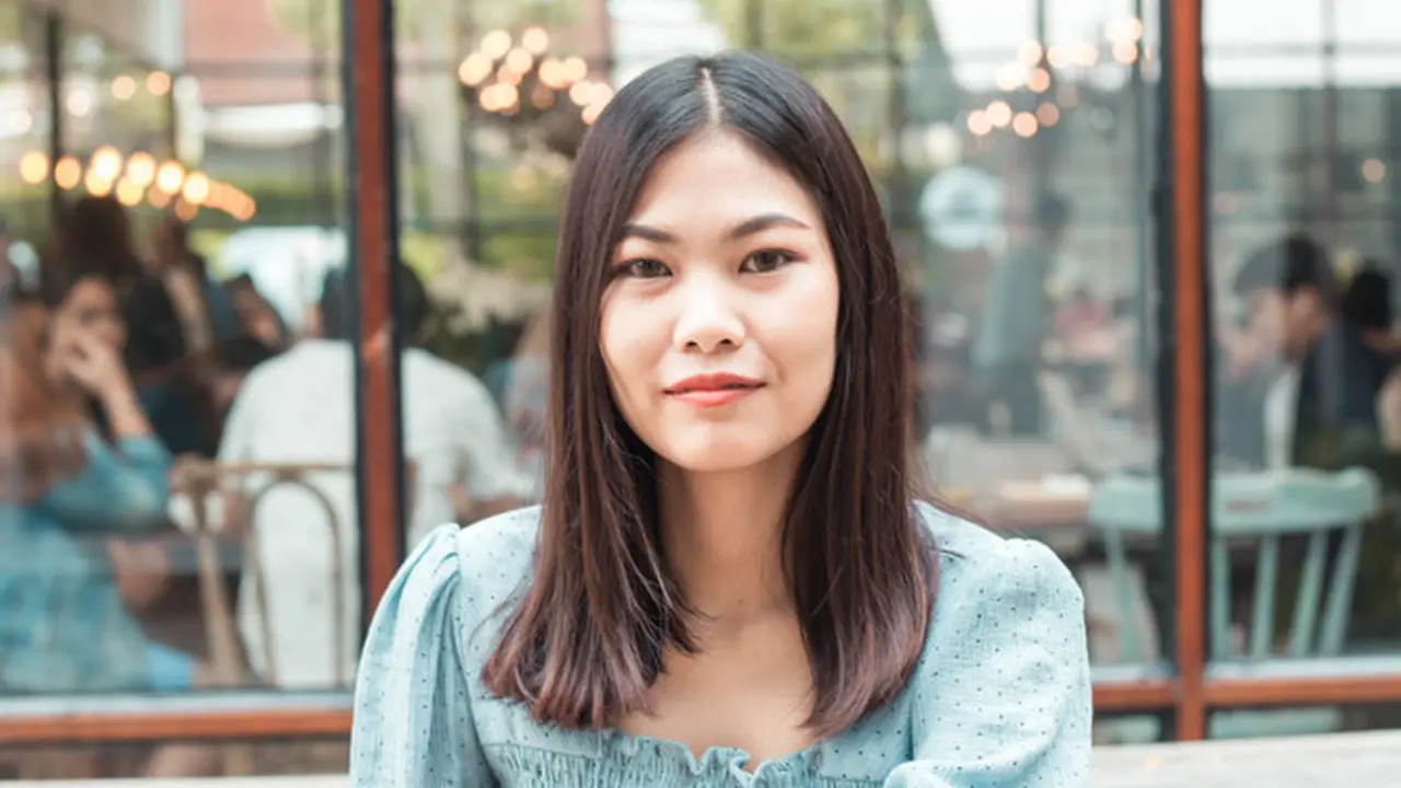 tersenyum santai cantik