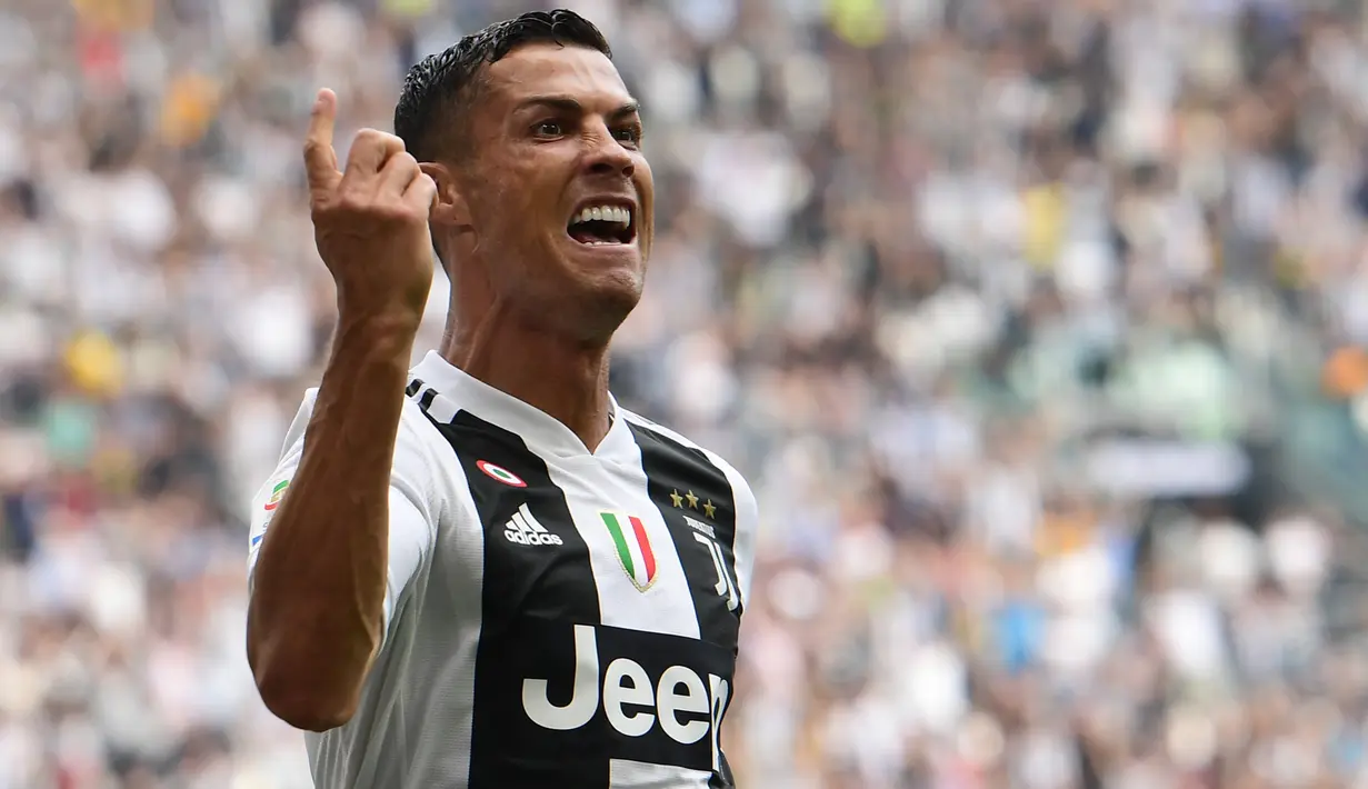 Striker Juventus, Cristiano Ronaldo, merayakan gol yang dicetaknya ke gawang Sassuolo pada laga Serie A di Stadion Juventus, Turin, Minggu (16/9/2018). CR 7 cetak dua gol, Juve menang 2-0 atas Sassuolo. (AFP/Miguel Medina)