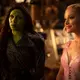 Kisah emosional Elphaba dan Glinda dalam petualangan megah penuh persahabatan, keberanian, dan keajaiban yang memadukan fantasi, musik, serta sentuhan pop culture. (Foto: Universal Pictures.doc)