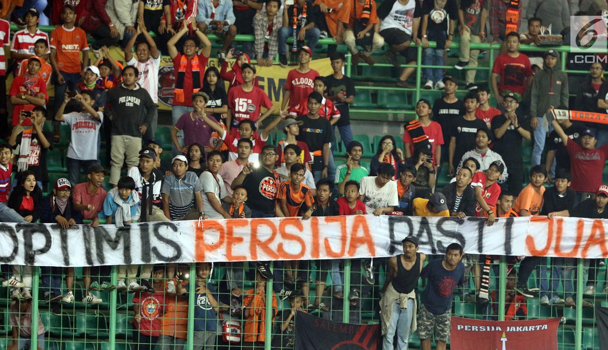 Suporter Persija membentangkan spanduk merayakan kemenangan tim Macan Kemayoran atas Perserui pada lanjutan Liga 1 Indonesia di Stadion Patriot Candrabhaga, Bekasi, Selasa (13/6). Persija menang telak 3-0 atas perserui. (Liputan6.com/Helmi Fithriansyah)