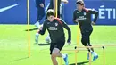 Sebagai informasi, dalam dua pertemuan sebelumnya di fase gugur Liga Champions, Los Rojiblancos berhasil menyingkirkan Barcelona, yakni pada musim 2013/2014 dan 2015/2016. Tampak dalam foto, penyerang Atletico Madrid asal Argentina, Julian Alvarez (kiri) dan Giuliano Simeone, menghadiri sesi latihan menjelang pertandingan kedua perempat final Liga Champions 2025/26 melawan Barcelona di tempat latihan klub di Majadahonda, pinggiran kota Madrid, pada Senin 13 April 2026. (Javier SORIANO/AFP)