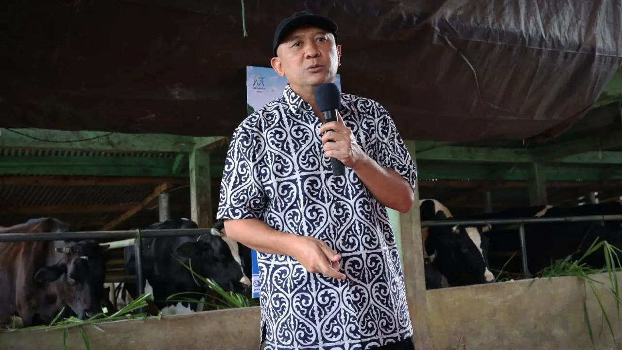 Menteri Koperasi dan UKM Teten Masduki dalam dialog bersama Kelompok Peternak Karya Muda Mandiri, di Kampung Cihareuday, Cilawu, Kabupaten Garut, Minggu (20/12/2020).