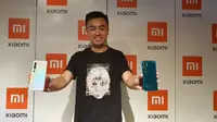 Country Director Xiaomi Indonesia Alvin Tse memamerkan Xiaomi Mi Note 10 Pro yang dirilis di Indonesia, Sabtu (4/1/2020). Liputan6.com/Agustin S. Wardani