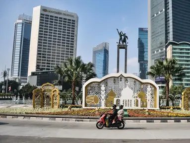 Pengendara motor melintas saat Hari Raya Idul Fitri 1444 Hijriah di Jalan Jenderal Sudirman, Jakarta, Sabtu (22/4/2023).  (merdeka.com/Iqbal S. Nugroho)