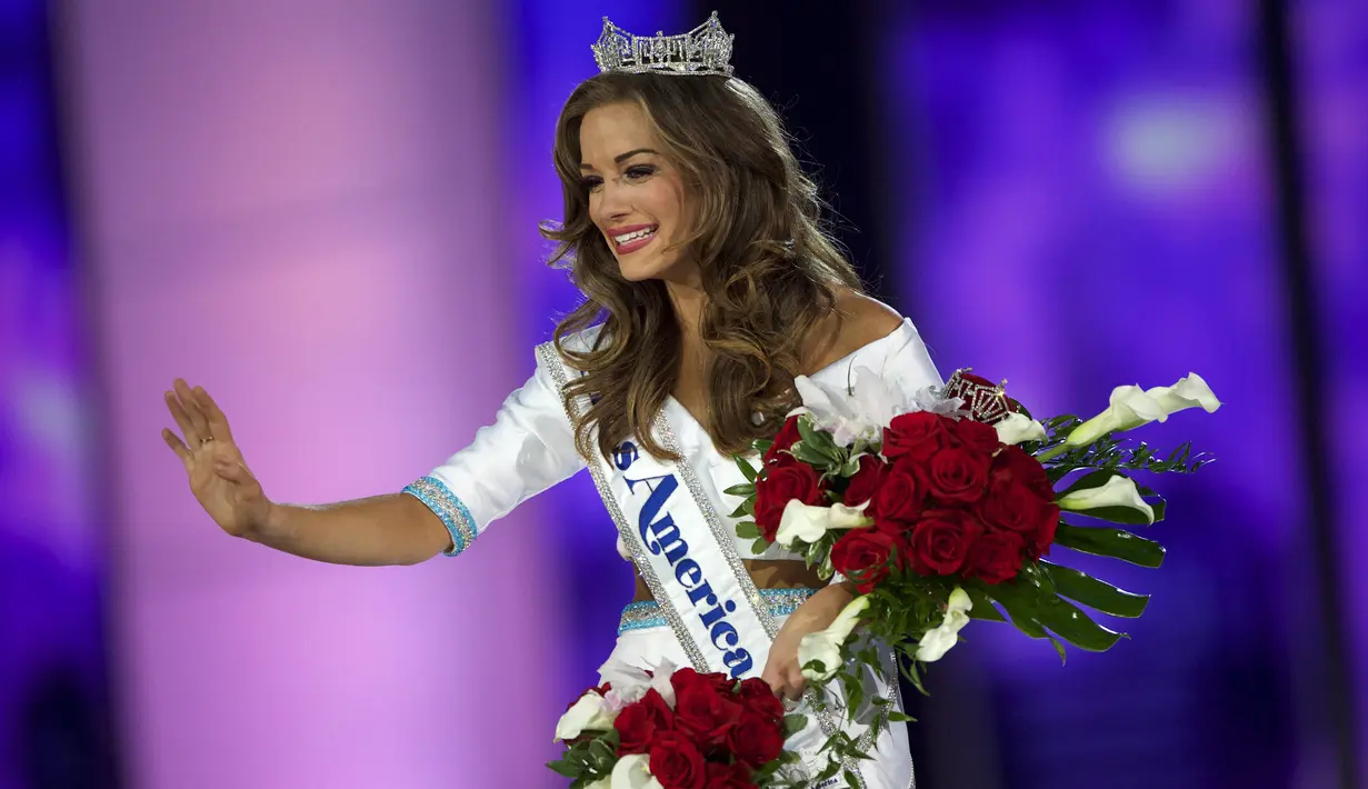 Miss Georgia, Betty Cantrell melambaikan tangan ke penonton seusai dinobatkan sebagai Miss America 2016 dalam ajang kecantikan yang digelar di Atlantic City, New Jersey, Minggu (13/9/2015). (REUTERS/Mark Makela)
