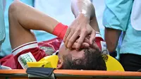 Gelandang Timnas Indonesia, Egy Maulana Vikri ditandu keluar lapangan setelah mengalami cedera saat menghadapi Jepang pada laga ketiga Grup D Piala Asia 2024 di Al-Thumama Stadium, Doha, Qatar, Rabu (24/1/2024) malam WIB. (AFP/Hector Retamal)