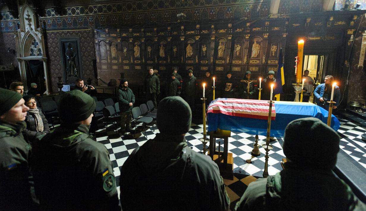 Tentara Ukraina menghadiri upacara perpisahan untuk warga negara Amerika Serikat Daniel W. Swift di Lviv, Ukraina, 31 Januari 2023. Seorang mantan Navy SEAL AS yang disersi pada 2019 tewas pekan lalu di Ukraina dalam pertempuran dengan tentara Rusia. (AP Photo/Mateusz Nowak)