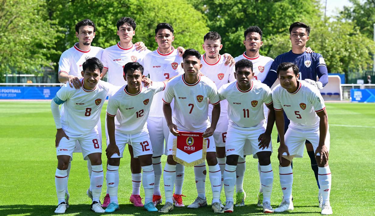 Para pemain starting XI Timnas Indonesia U-23 berfoto jelang dimulainya laga play-off antar-konfederasi menuju Olimpiade Paris 2024 menghadapi Guinea U-23 di Stade Pierre Pibarot, Centre National du Football de Clairefontaine, Prancis, Kamis (9/5/2024). (AFP/Miguel Medina)