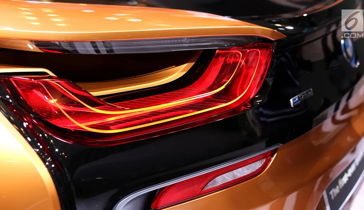 Desain lampu belakang tampil sporty di mobil BMW i8 Roadster yang diluncurkan pada Gaikindo Indonesia International Auto Show (GIIAS) 2018 di ICE BSD City, Tangerang, Kamis (2/8).  (Liputan6.com/Fery Pradolo)