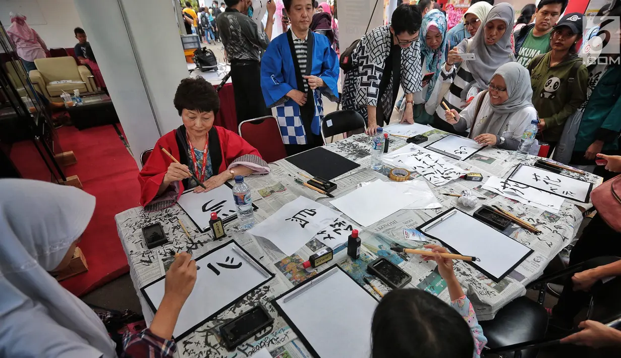 Pengunjung belajar menulis huruf kanji saat acara Jak-Japan Matsuri 2018 di komplek Gelora Bung Karno, Senayan, Jakarta, Sabtu (8/9). Jak-Japan Matsuri 2018 kembali diselenggarakan selama dua hari, yakni 8-9 September. (Liputan6.com/Faizal Fanani)