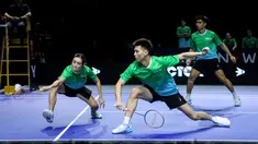 Lai Pei Jing (kiri) dan Ong Yew Sin (tengah) dari Tim Blitzers berusaha mengembalikan kok ke arah tim Rockets dalam laga pertama 3v3 Badminton XL 2025 yang berlangsung di Istora Senayan, Jakarta, Jumat (03/10/2025). (Bola.com/Bagaskara Lazuardi)