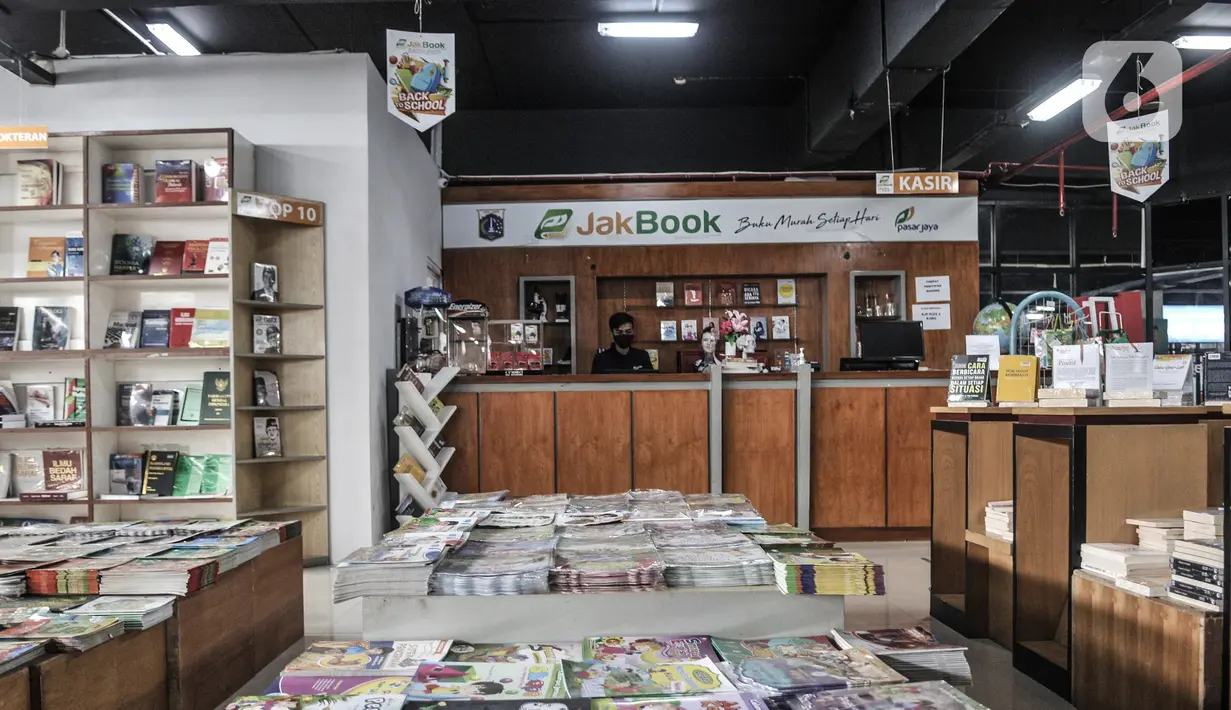 Pekerja berada di meja kasir di toko buku JakBook, Pasar Kenari, Jakarta, Kamis (4/2/2021). Pandemi Covid-19 yang masih mewabah di Ibu Kota menyebabkan toko buku besutan Pemprov DKI Jakarta bersama PD Pasar Jaya sepi pengunjung dan penjualan merosot hingga 70 persen. (merdeka.com/Iqbal S. Nugroho)