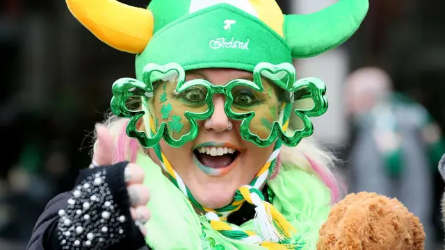 Antusias seorang peserta saat menghadiri parade St. Patrick's Day di Dublin, Irlandia, pada 17 Maret 2019. (Foto: Paul Faith / AFP / Getty Images)