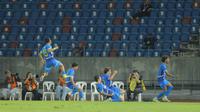 Babak pertama ditutup dengan kemenangan Filipina 1-0 atas Indonesia. Tampak dalam foto, pemain Timnas Filipina U-22, Otu Abang Banatao (kanan) merayakan golnya pada laga perdana Grup C SEA Games 2025 melawan Indonesia di Stadion 700th Anniversary, Chiang Mai, Thailand, Senin (8/12/2025). (Bola.com/Bagaskara Lazuardi)