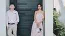 Andi tampil elegan dengan dress panjang high neck. Dress pink tersebut dilengkapi renda. Ia membawa mini bag putih.  (@andiannsyah)