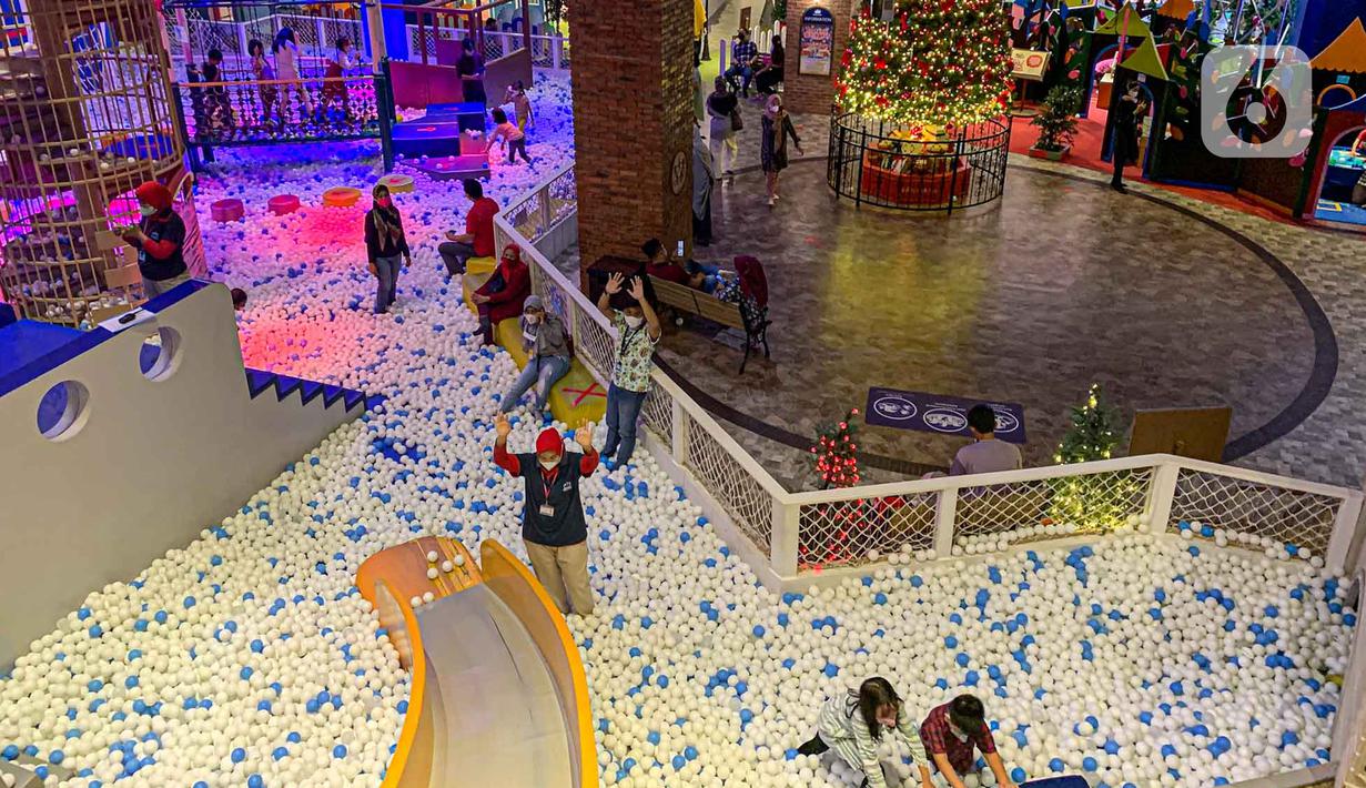 <p>Keseruan anak-anak bermain wahana permainan playground indoor di pusat perbelanjaan, Jakarta, Rabu (4/5/2022). Hari ketiga Lebaran, wahana permainan anak di mall diserbu karena menjadi alternatif bagi anak menghabiskan waktu yang tidak hanya bisa bermain namun juga sekaligus belajar dengan cara menyenangkan. (Liputan6.com/Faizal Fanani)</p>