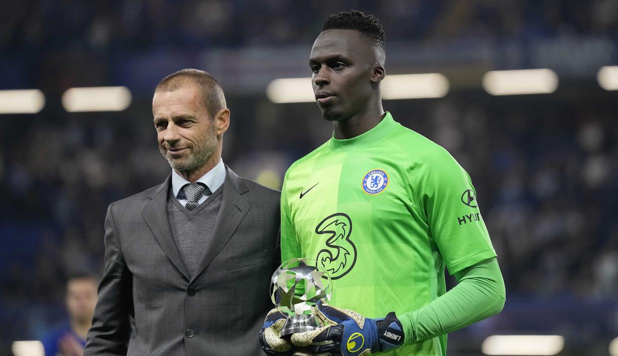 Berkat aksi memukaunya bersama Chelsea di Liga Champions musim 2020/2021, ia lantas terpilih sebagai kiper terbaik di Liga Champions musim tersebut. (AP/Kirsty Wigglesworth)